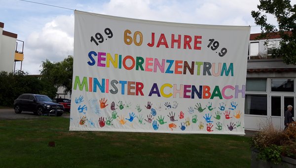 Von Bewohner*innen und Kindern der KITA "Waldwichtel" selbst gestaltetes Banner