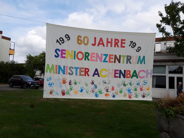 Von Bewohner*innen und Kindern der KITA "Waldwichtel" selbst gestaltetes Banner